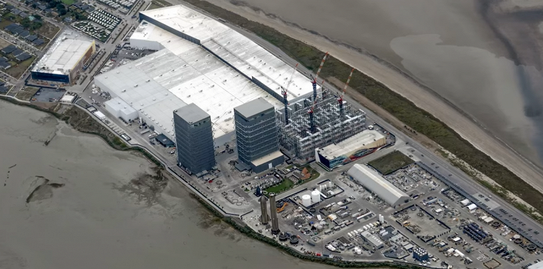 Это будет одно из крупнейших сооружений в мире. Гигантский Gigabay для массового производства Starship показали с воздуха